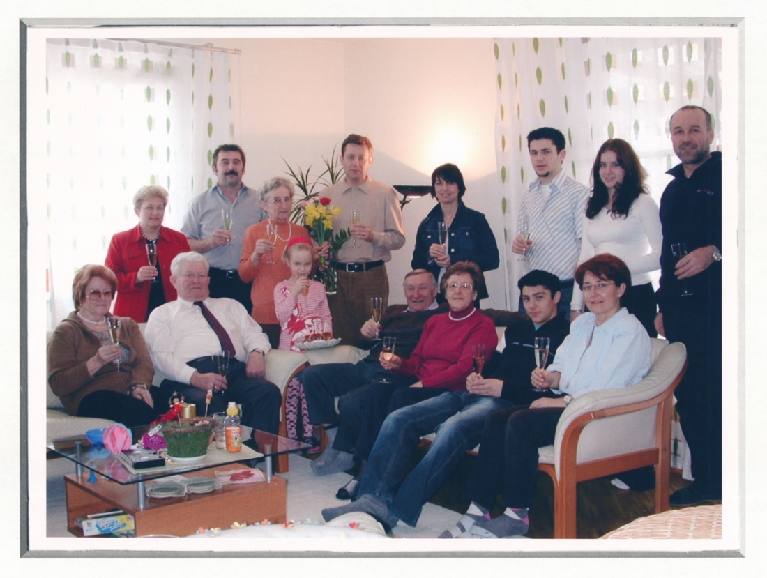 Familienbild der Großfamilie Muth, Imre, Benkö und Reicher anlässlich des 70-ers der Oma