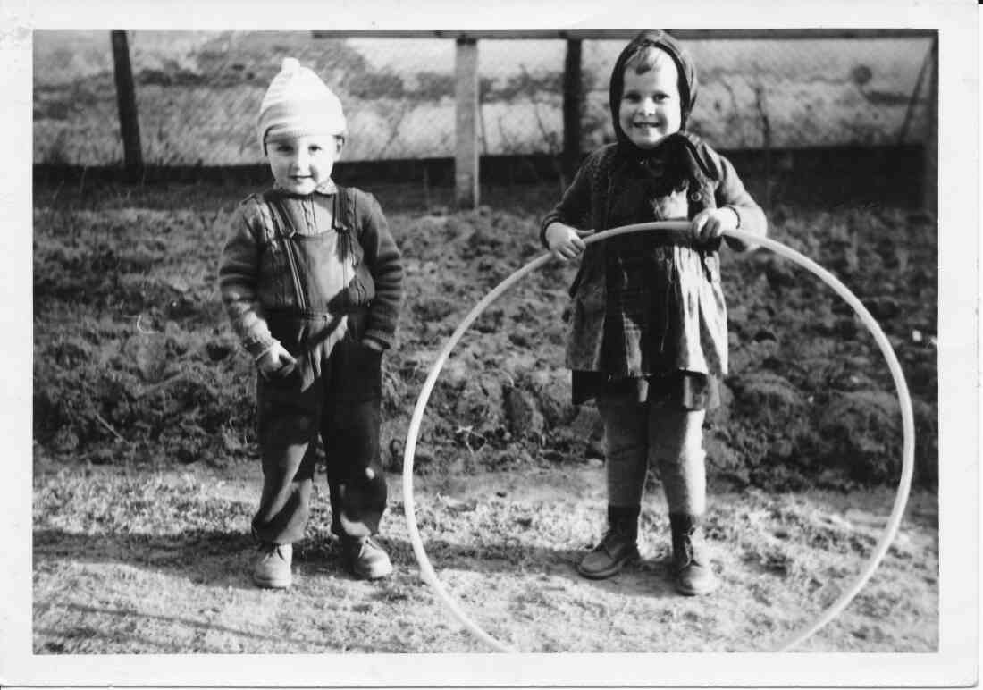 Helene und Gustav Fülöp mit Hula Hopp Reifen