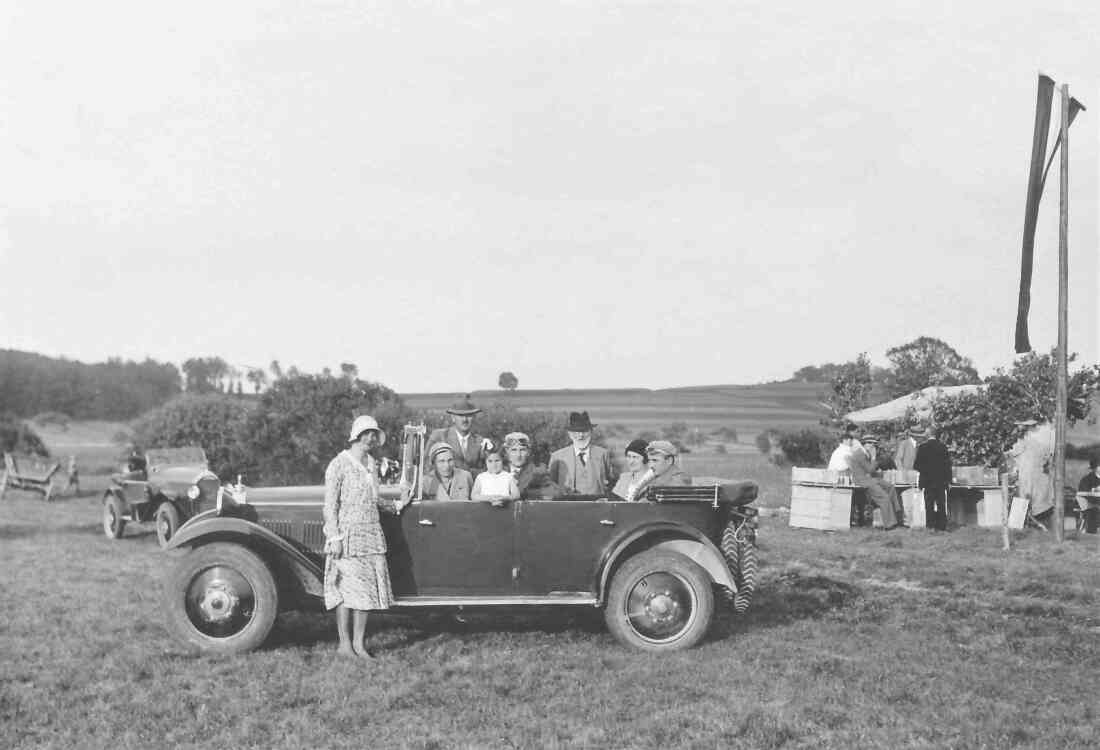 Gruppenfoto mit Auto umd die Familie Dipl.-Ing. Resch Karl (*1899/+1965) im Dienstwagen des Straßenbauamts, einem Steyr XII