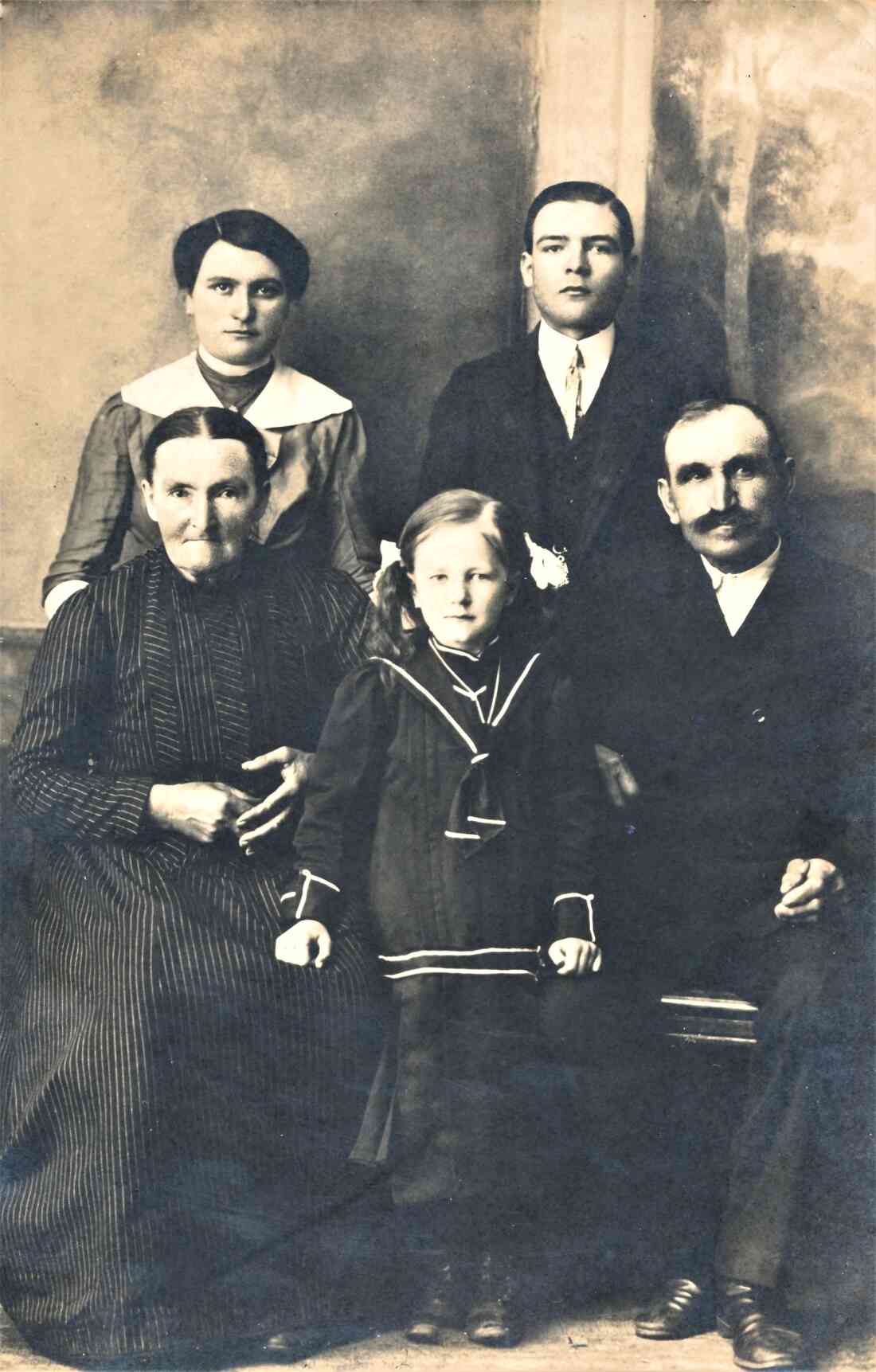 Fam. von Anna Konrath (verh. Vörös; *1896 / +1978) aus St. Martin