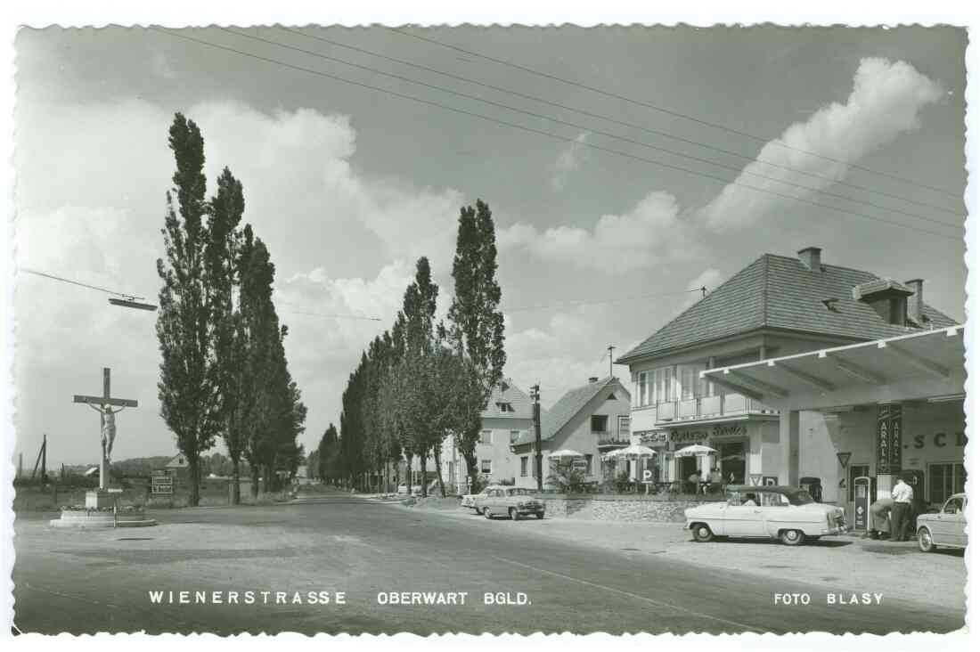 Ansichtskarte: Wienerstraße mit Tankstelle Schranz (Wienerstraße 52) und Rotes Kreuz