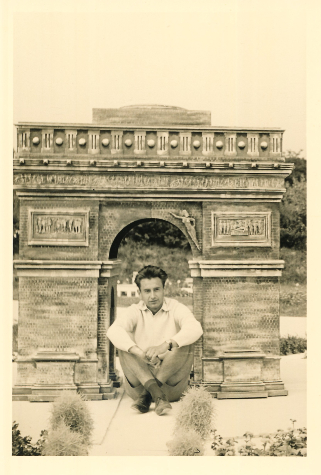 Horst Strauss vor dem Triumphbogen  - Minimundus