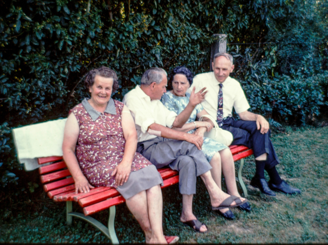 Links Maria Unger (*1904/+1980) und Johann Unger (*1907/+1977) mit familiärem Besuch aus Amerika beim damals sehr beliebten und gepflegten "Bankerlsitzen"