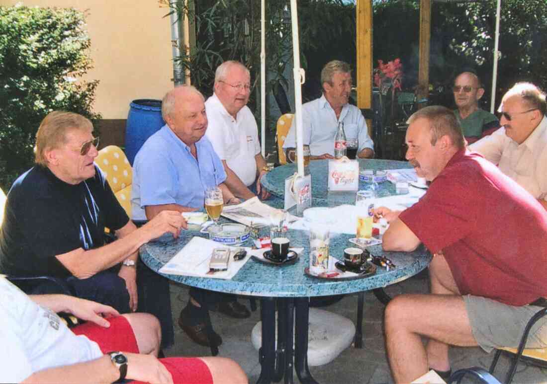 Herrenrund im Biergarten des "Cafe Wagner" - Benedek/Kogler/Übelher/Steurer/Graf/Kassanits