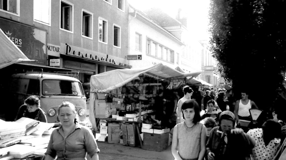 Wochenmarkt vor dem Haus Hauptplatz 3