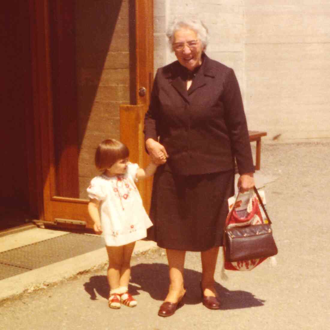 Vor dem Kontaktzentrum: Judith Csoknyai und "Bözsi" Elisabeth Toth