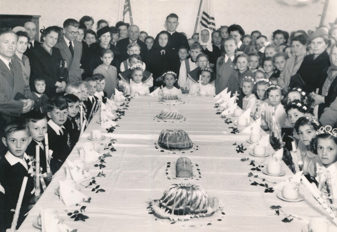 Röm. kath. Pfarre: Hl. Erstkommunion 1952 mit Kaplan Rudolf Sobotka