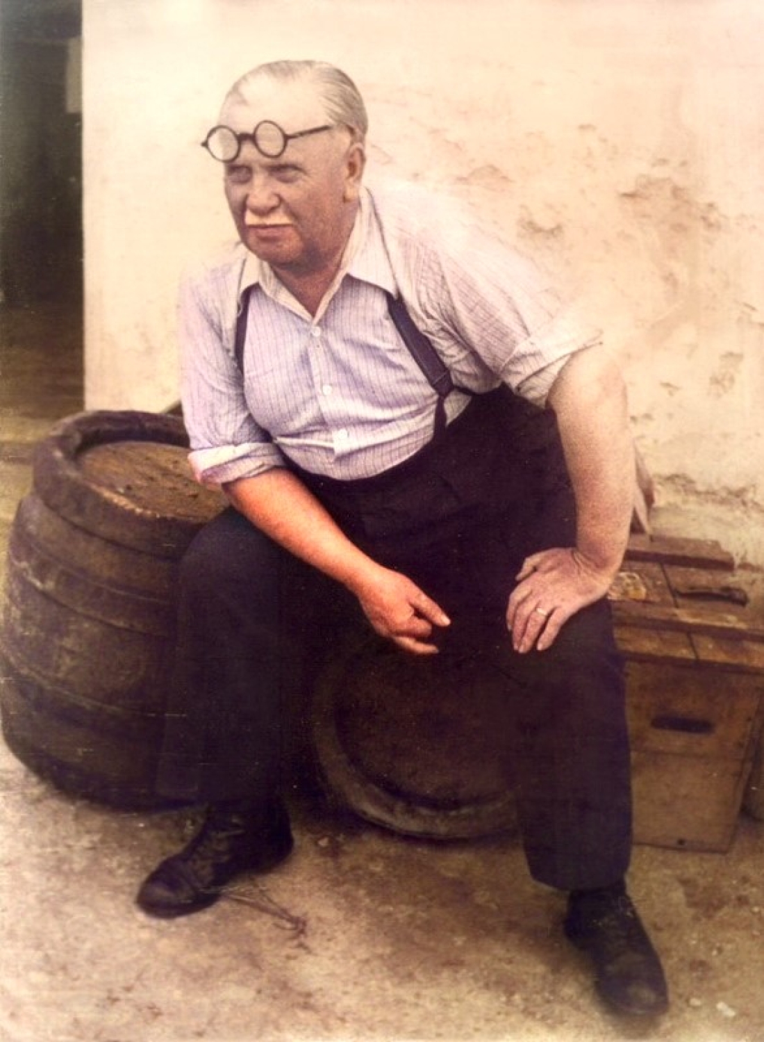 Gasthof Neubauer: Johann Neubauer (*1893/+1981): kleine Pause auf den Bierfässern im Hof - Wienerstraße 35