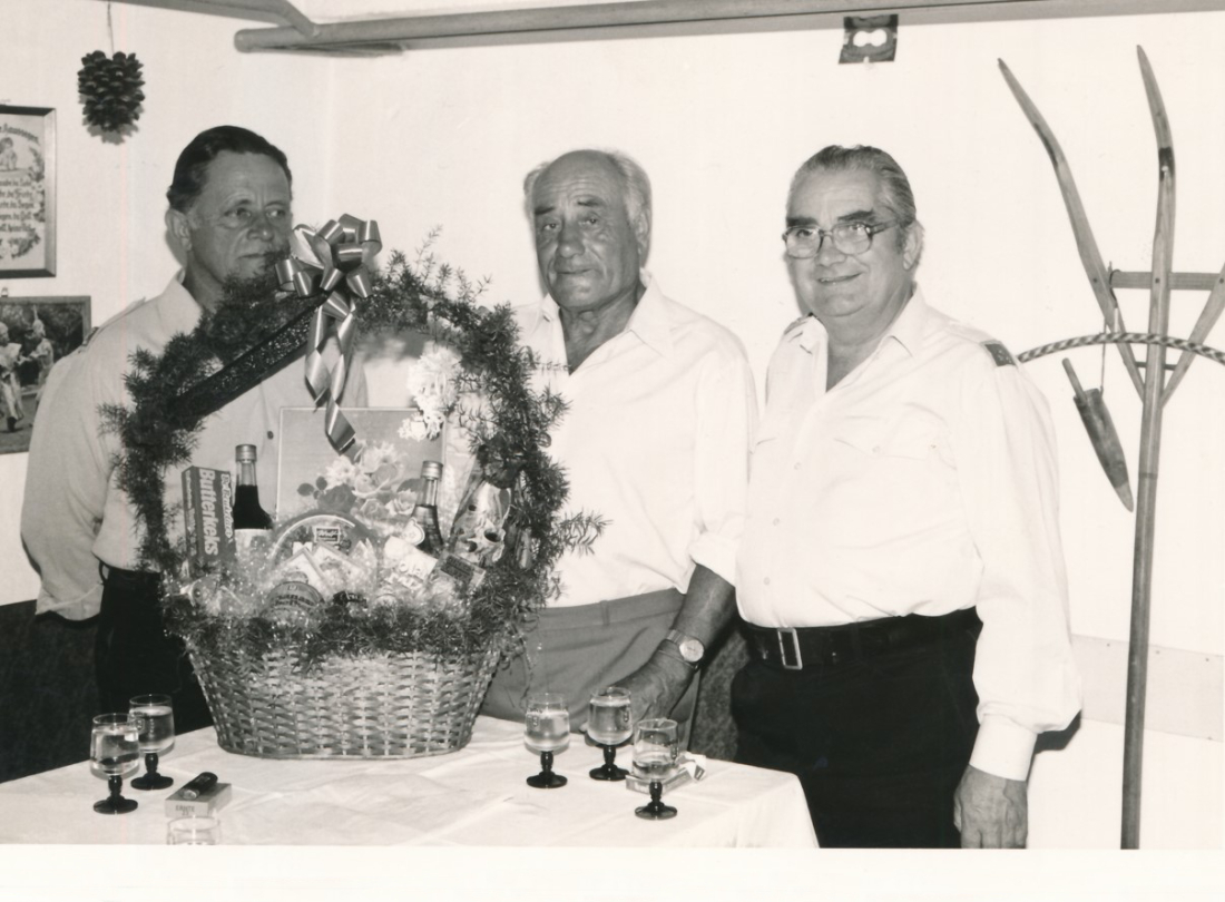 Die Brüder Heigl gratulieren Rober Levonyak (*1912/+1993) als Feuerwehrkameraden zum 70. Geburtstag