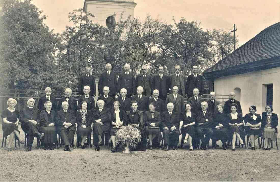 Reformierte Pfarrgemeinde: Gruppenfoto anlässlich der Amtseinführung von Pfarrer Julius Faber Kovacs (*1910/+1954)