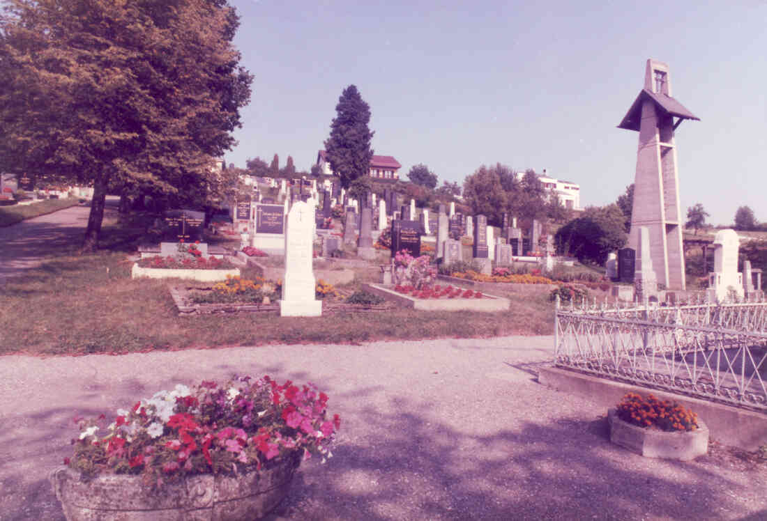 Der evang. Friedhof AB mit Glockenturm am Osthang der Stadt