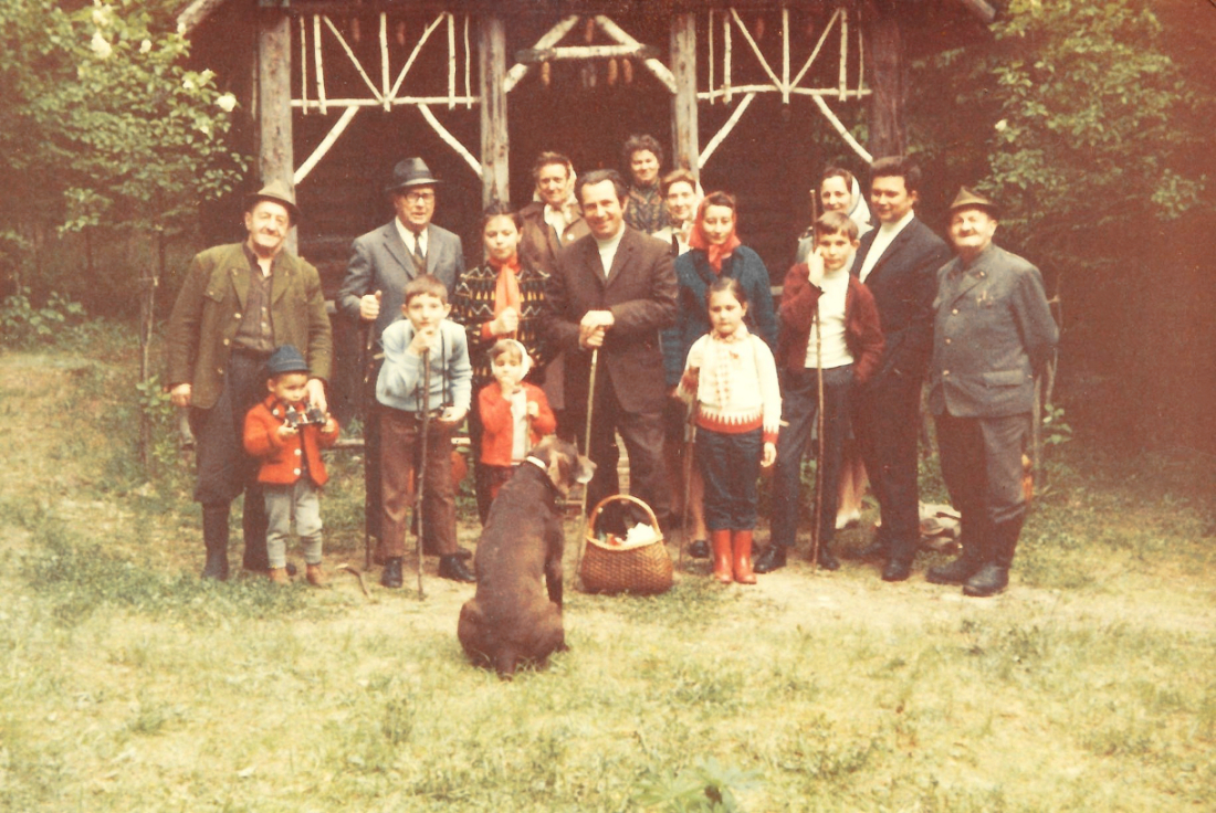 Sonntagsausflug: Gruppenbild nach einer Wanderung zur Jagdhütte Graf, vormals Lukitsch - Langer/Miertl/Santavy