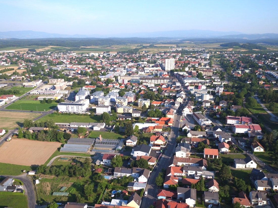 Flugaufnahme/Luftbild: Blick vom Flug über der Steinamangererstraße gegen die Stadtmitte