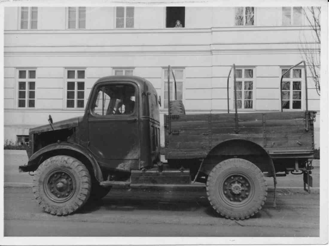 Der Bedford Lastwagen der Gemeinede Unterwart vor dem oberwarter Rathaus