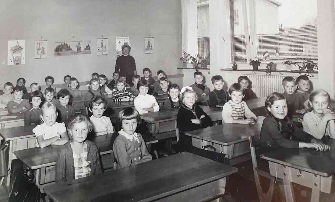 Schuljahr 1961/62: 1. Klasse der Volksschule - Lehrerin Magda Posch / Das 1. Jahr in der neuen Zentralschule