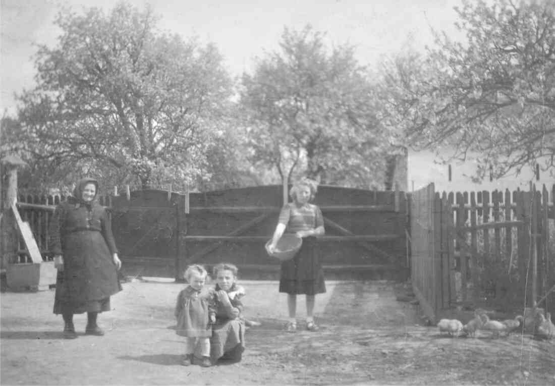 Drei Generationen der Fam. Benkö im Hof des Hauses Grazerstraße 96