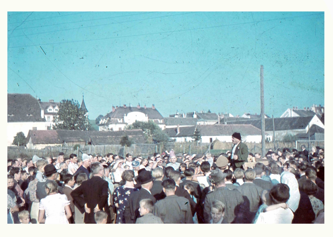 Die Menschenmenge beim Volksfest am Sportplatz während der NAZI-Zeit am 1. Mai 1939