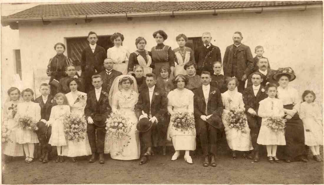 Die Hochzeitsgesellschaft der Hochzeit von Müllerstochter Theresia Pelzmann und Lehrer Johann Bruckner