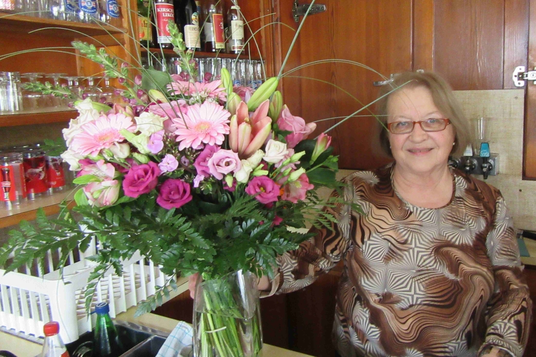 Geburtstagsgruß der Dienstagsrunde im Hause Kantor an die Chefin des Hauses: Esther Engelmeyer mit Blumenstrauß