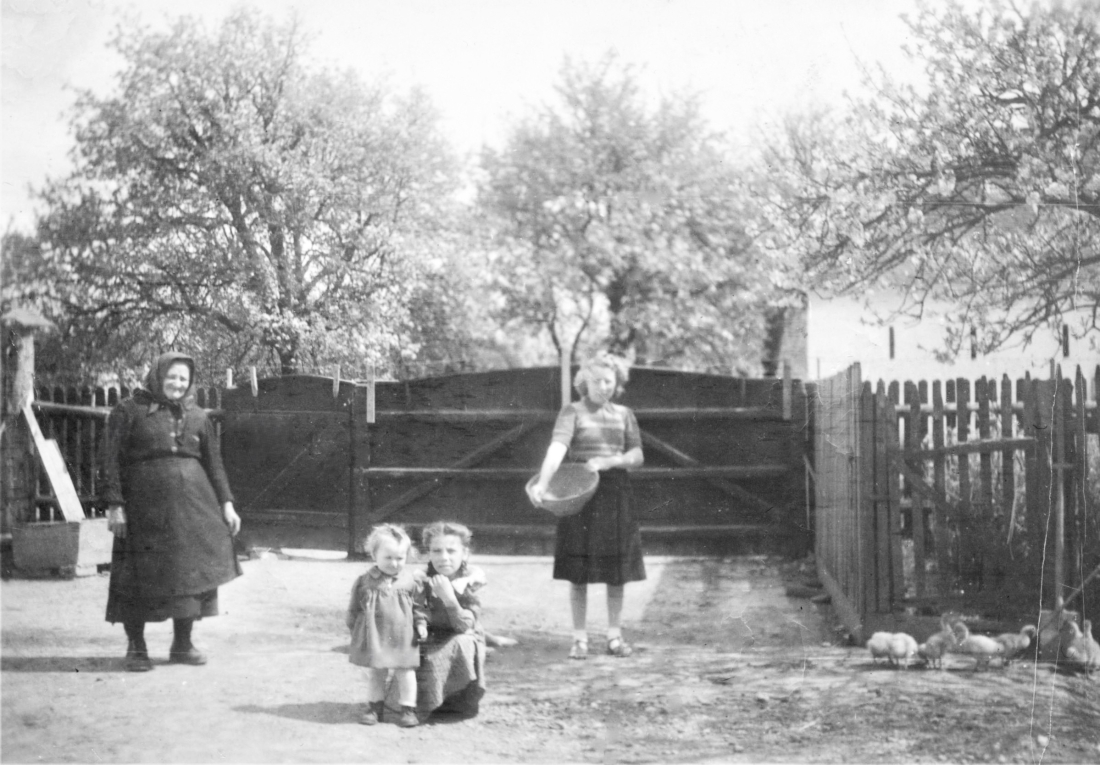 Drei Generationen der Fam. Benkö im Hof des Hauses OW 399 / Grazerstraße 96