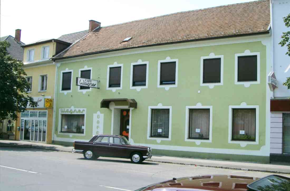 Außenansicht "Cafe Wagner" (Hauptplatz 8) mit dem Auto  von O. Benedek