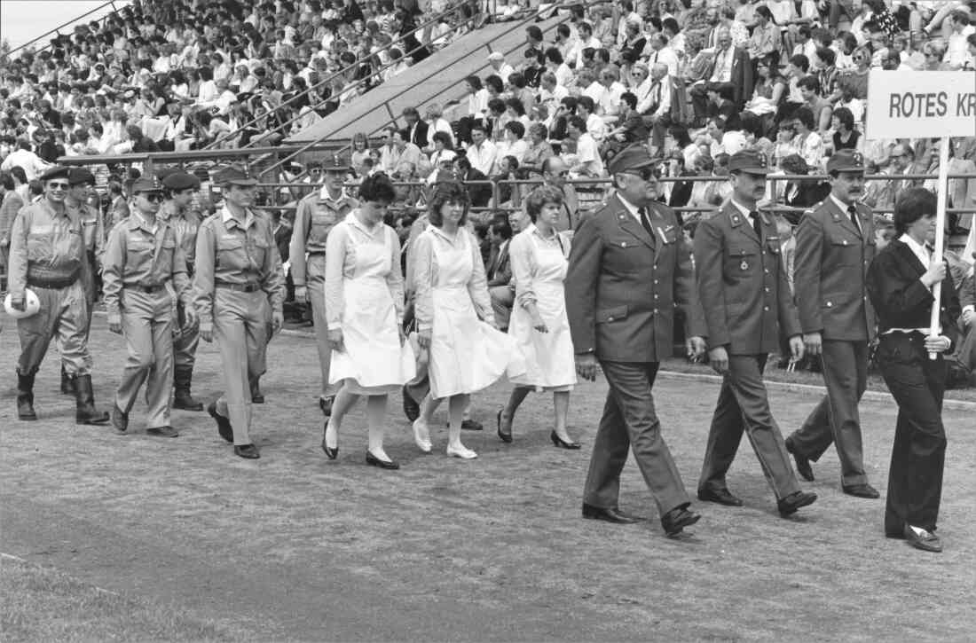 Rotes Kreuz: 50 Jahre Stadt Oberwart - Einzug der Delegation ins Informstadion