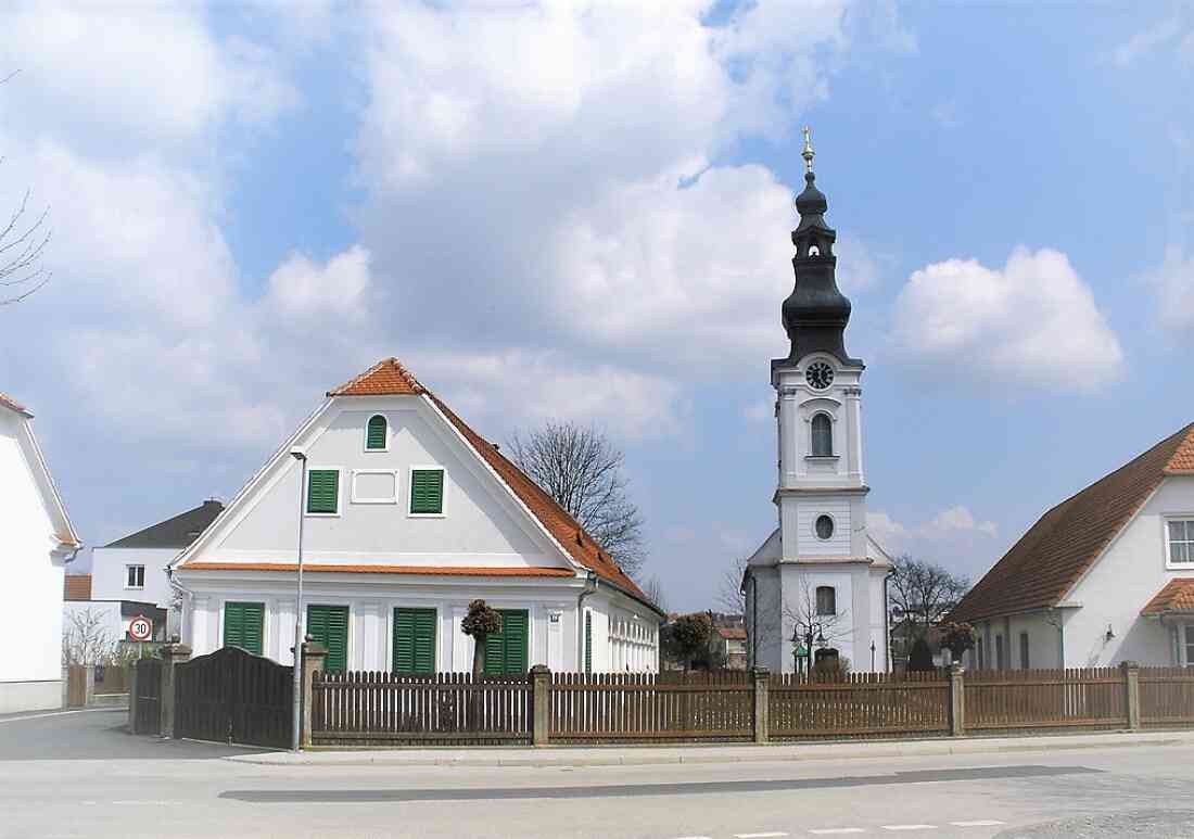Reformierte Pfarrgemeinde: Kirche mit altem Pfarrhaus und Gemeindesaal