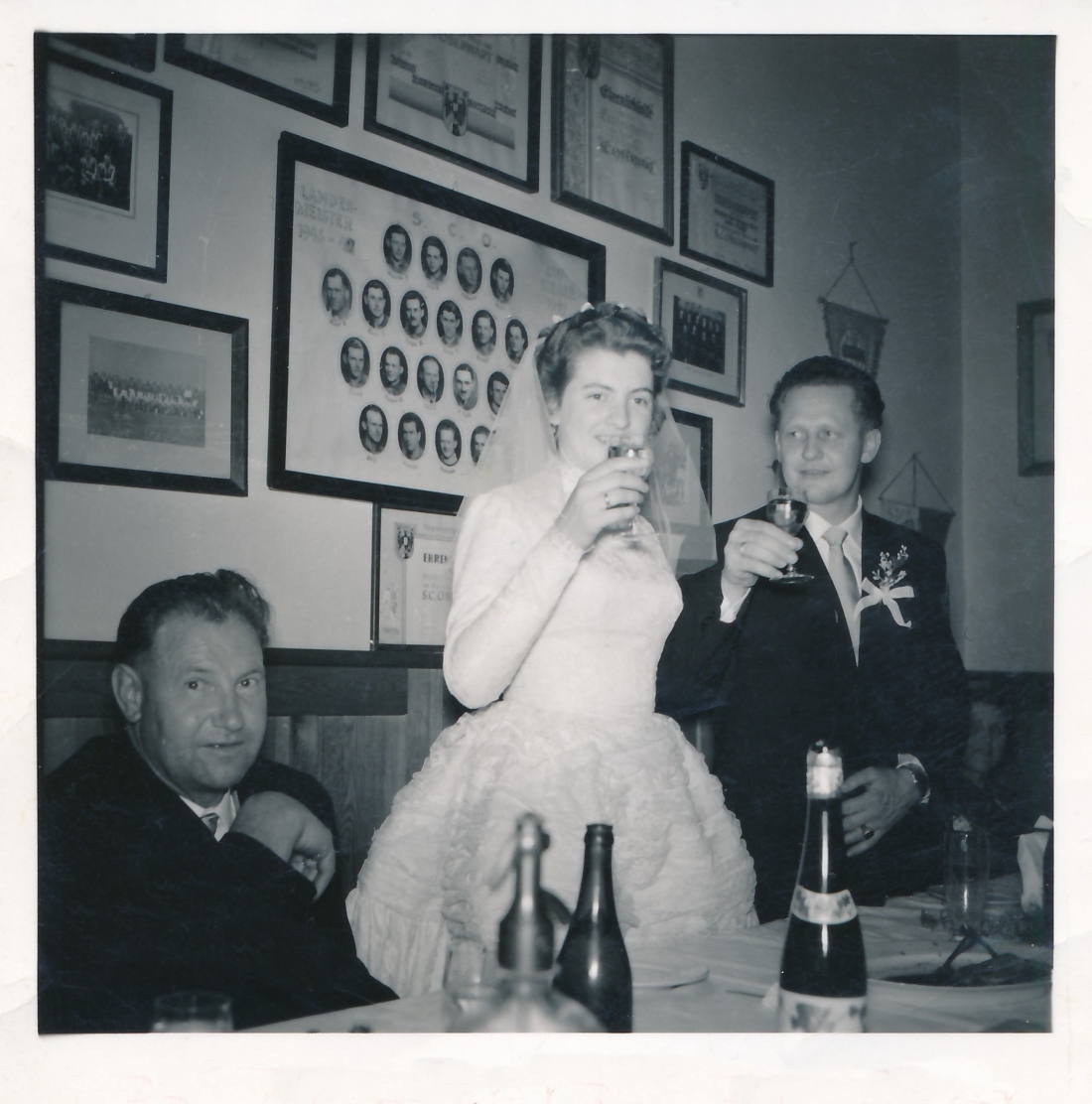 Hochzeit Gustav Neubauer und "Gretl" Margareta Brandstätter: das Brautpaar stößt an