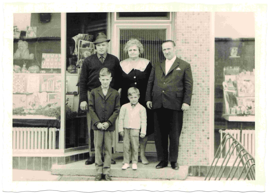 Josef Fuith rechts und Käthe Pankowsi vor dem neuen Geschäftslokal im Haydnhof (Schulgasse 9)