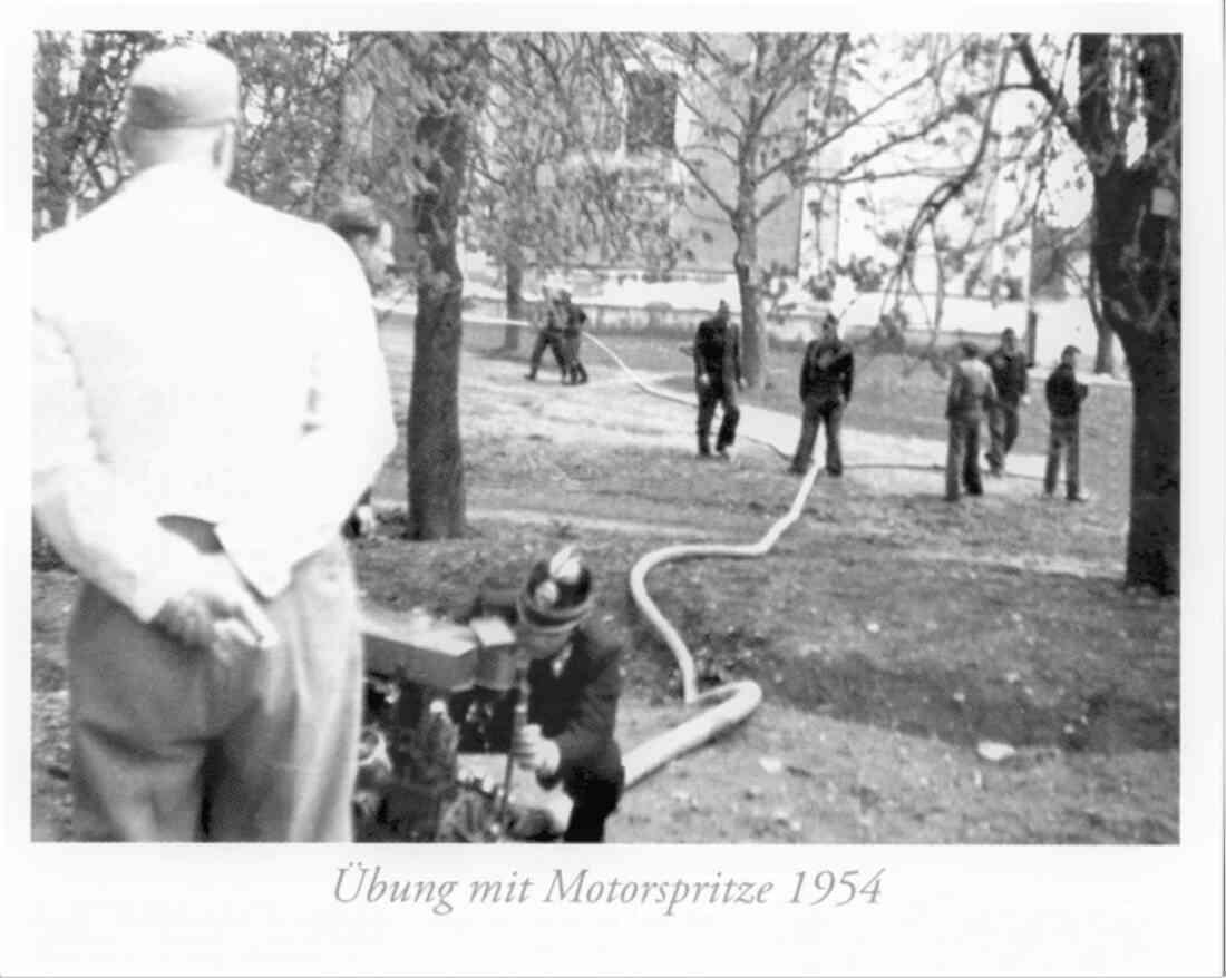 St. Martin: Übung der Freiwilligen Feuerwehr mit einer Motorspritze