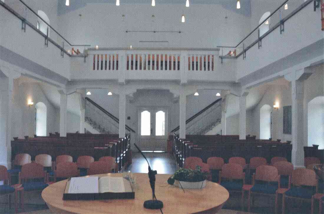 Evang. Kirche AB: Blick in den Kirchenraum und den südost-seitig gelegenen Chor