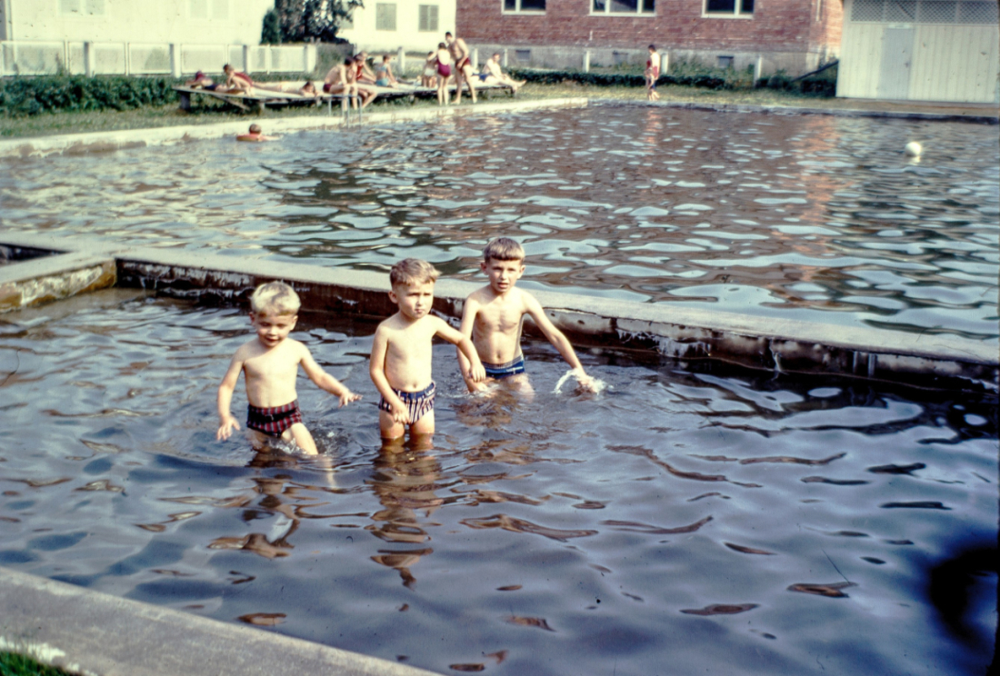 Die Unger-Brüder Gerald, Mario und Herbert jun. im Freibad Willersdorf