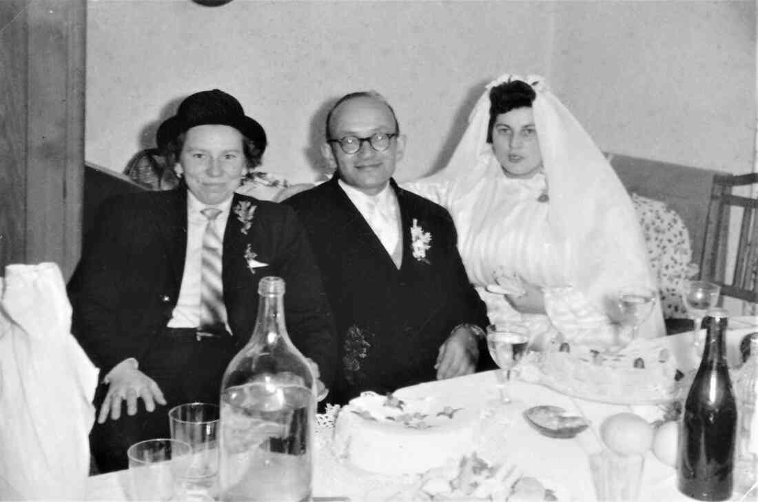 Hochzeit Maria Lechner (*1936 / +2021) und Fl. Franz Ritter (*1918 / +1997): mit falscher Braut und Bräutigam