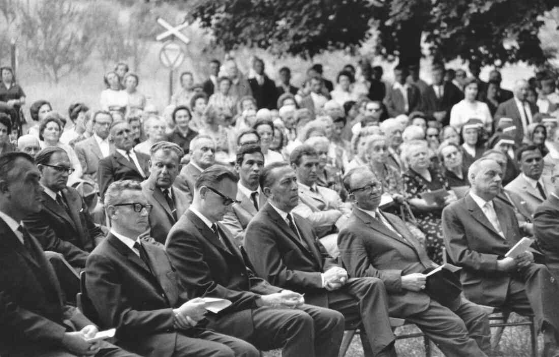 Bau der neuen röm. kath. Osterkirche: Teile der Ehrengäste am Tag der Grundsteinlegung