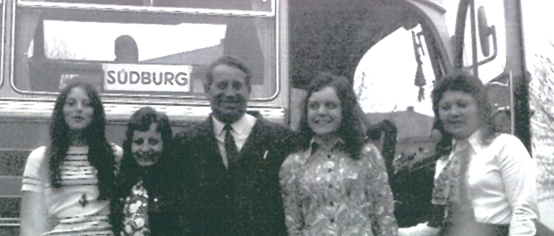 St. Martin: Mädchengruppe vor dem Südburgbus - Halper/Javorits/Kalchbrenner/Konrath/Javorits