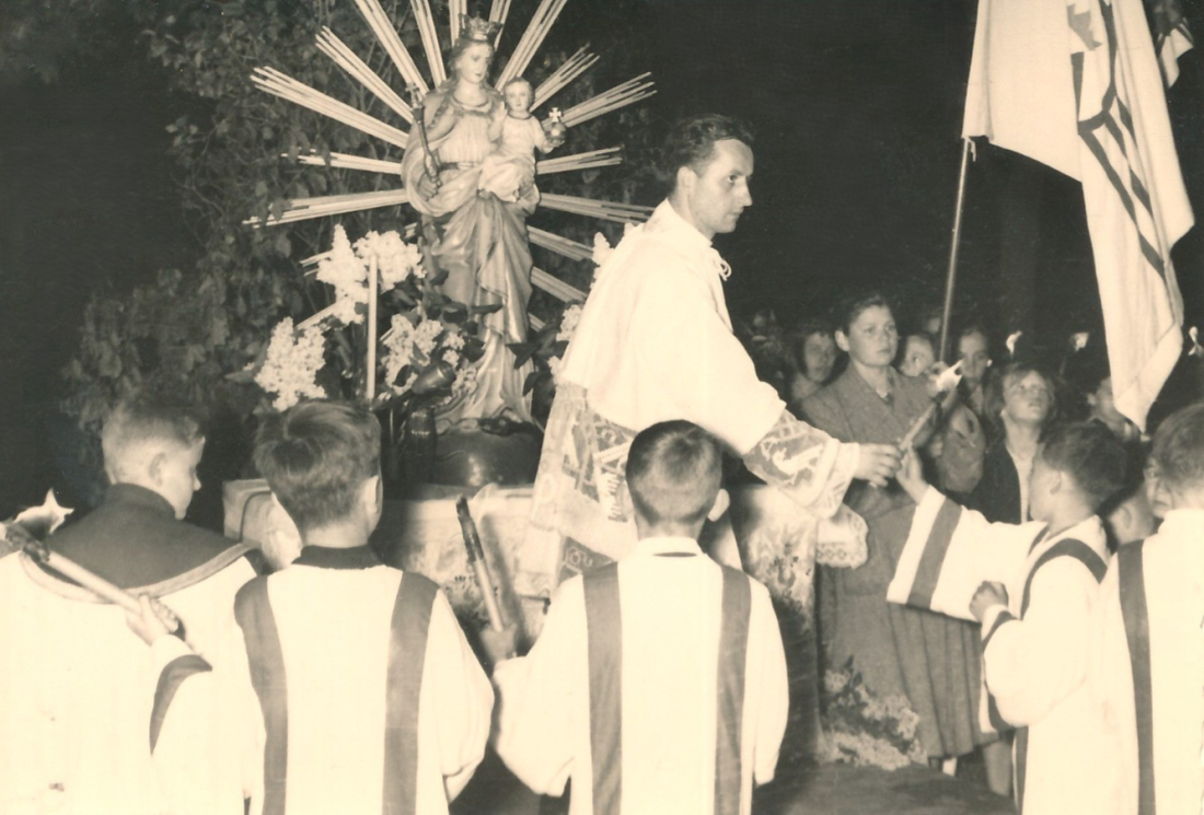 Kaplan Stefan Varadi empfängt die Lourdes-Licht-Stafette vor der röm. kath. Kirche