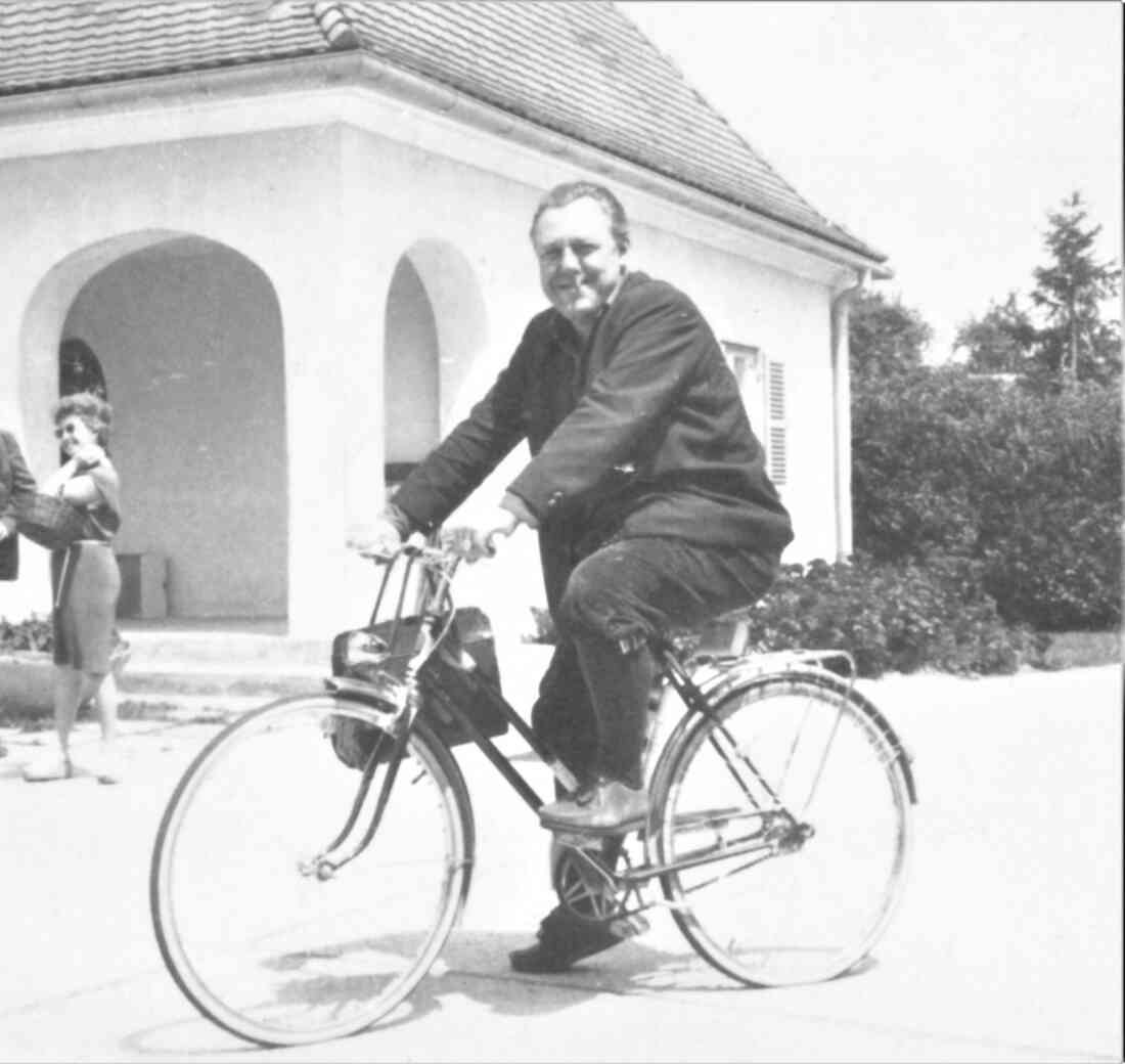 OSG: Geschäftsführer Heribert Sedlaczek mit seinem Fahrrad vor dem OSG-Bürogebäude (Rechte Bachgasse 61)