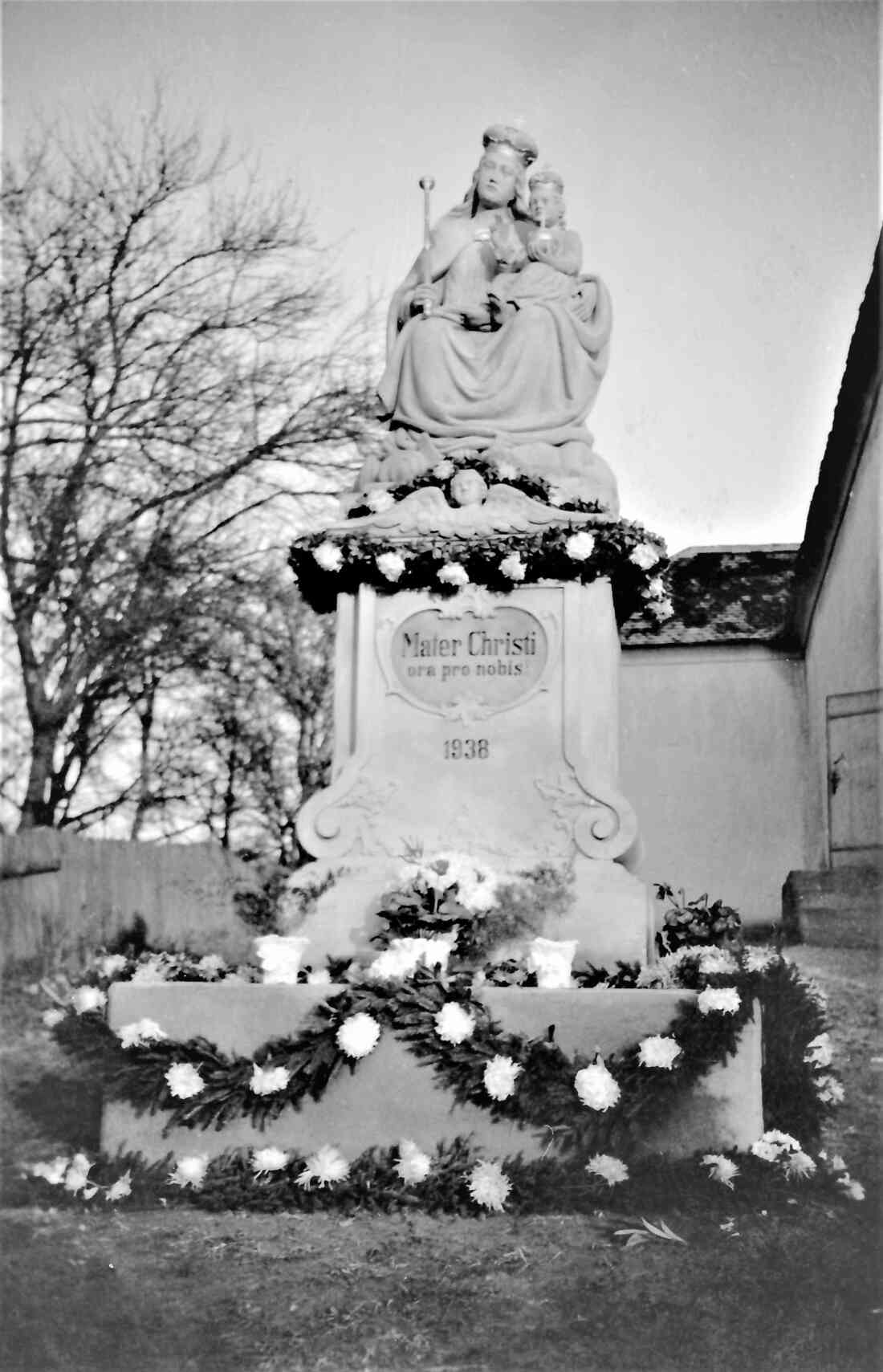 Röm. kath. Pfarre: Marienstatue zwischen Pfarrhaus und Kirche