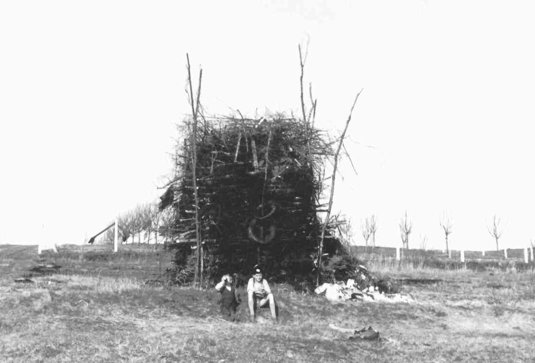 Pfadfinder: Osterfeuer am Hang nordöstlich des röm. kath. Friedhofs