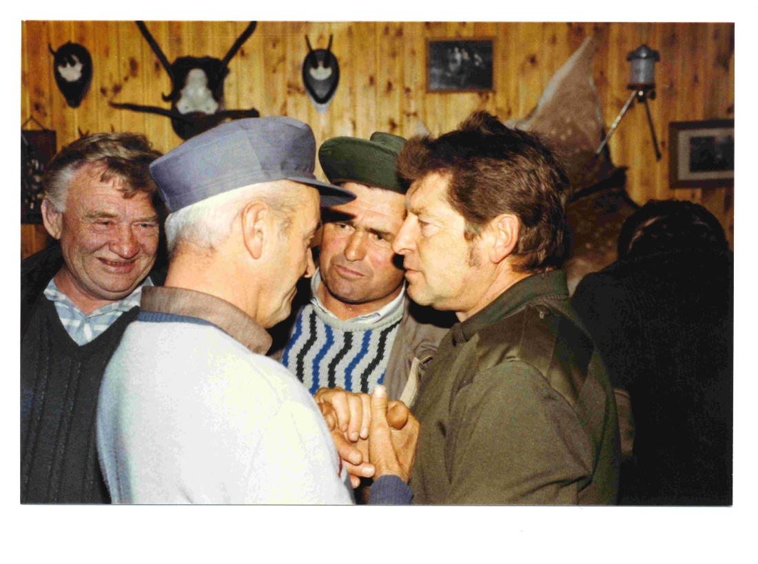 In der Hütte am Pinkateiches (Erstbesitzer Gustav Benkö und Endre Talasz): Herrenrunde beim "Dischkarieren" - Samer/Holler/Hammer/Benkö