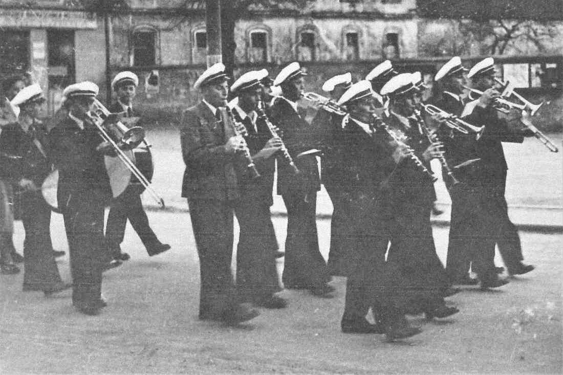 Stadtkapelle: Marschmusik vor dem Rathaus in Richtung NW