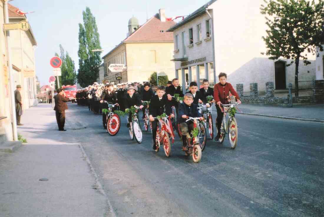 Marsch der Stadtkapelle und der Feuerwehr am 1. Mai vor dem Haus "Installateur und Spenglerei Schober" (Steinamangererstraße 1)