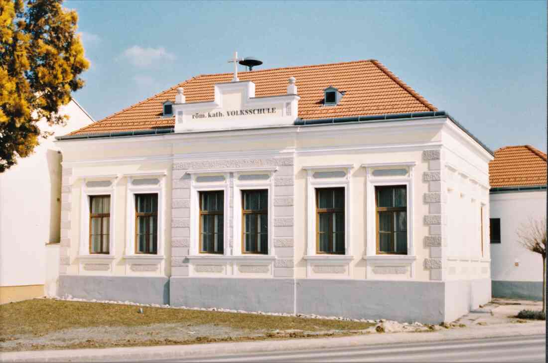 St. Martin: Das Gebäude der ehemaligen kath. Volsschule / heute das Gemeindezentrum