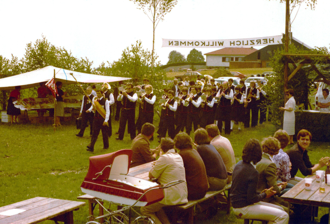 Stadtkapelle: Einmarsch beim Blasmusiktreffen in Stadtschlaining anlässlich des 20-jährigen Bestandsjubiläums - 1. Juli 1979