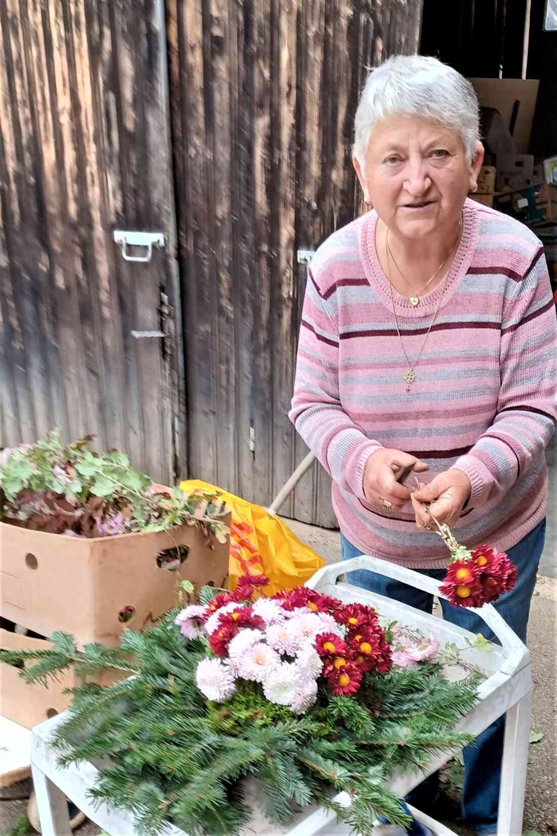 Isabella Tölly beim Fertigen der Allerheiligenbuketts