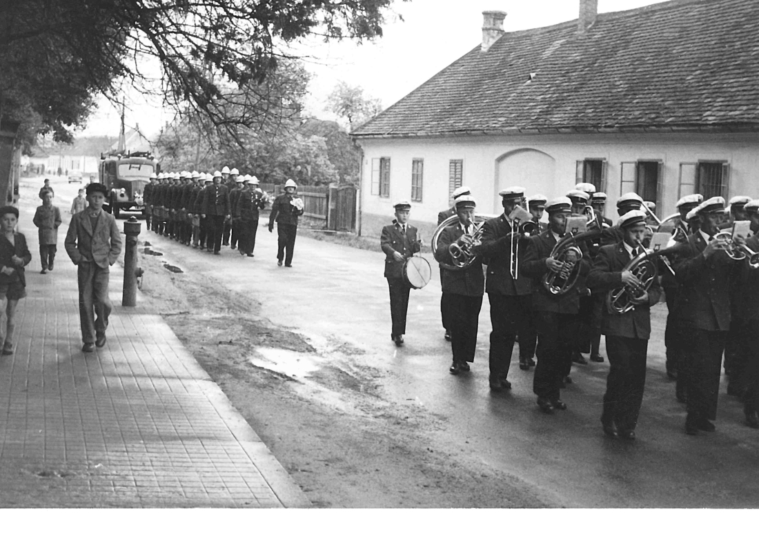 Stadtkapelle und Stadtfeuerwehr am 1. Mai 1959 in der Steinamangererstraße - Molnar/Gamauf/Frebel/Obojkovits/Granich