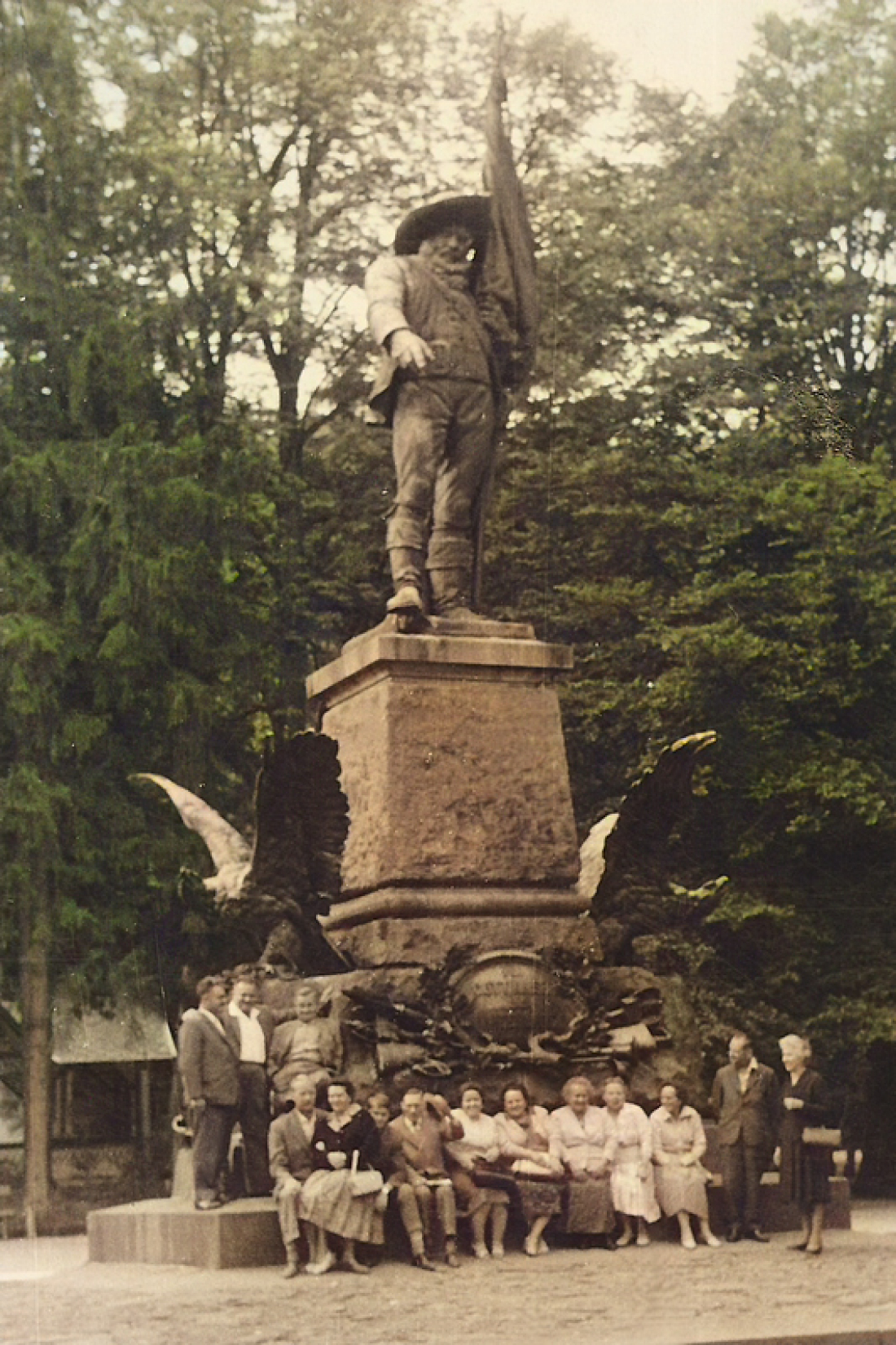 Reisegruppe vor dem Andreas-Hofer-Denkmal auf dem Bergisel bei Innsbruck