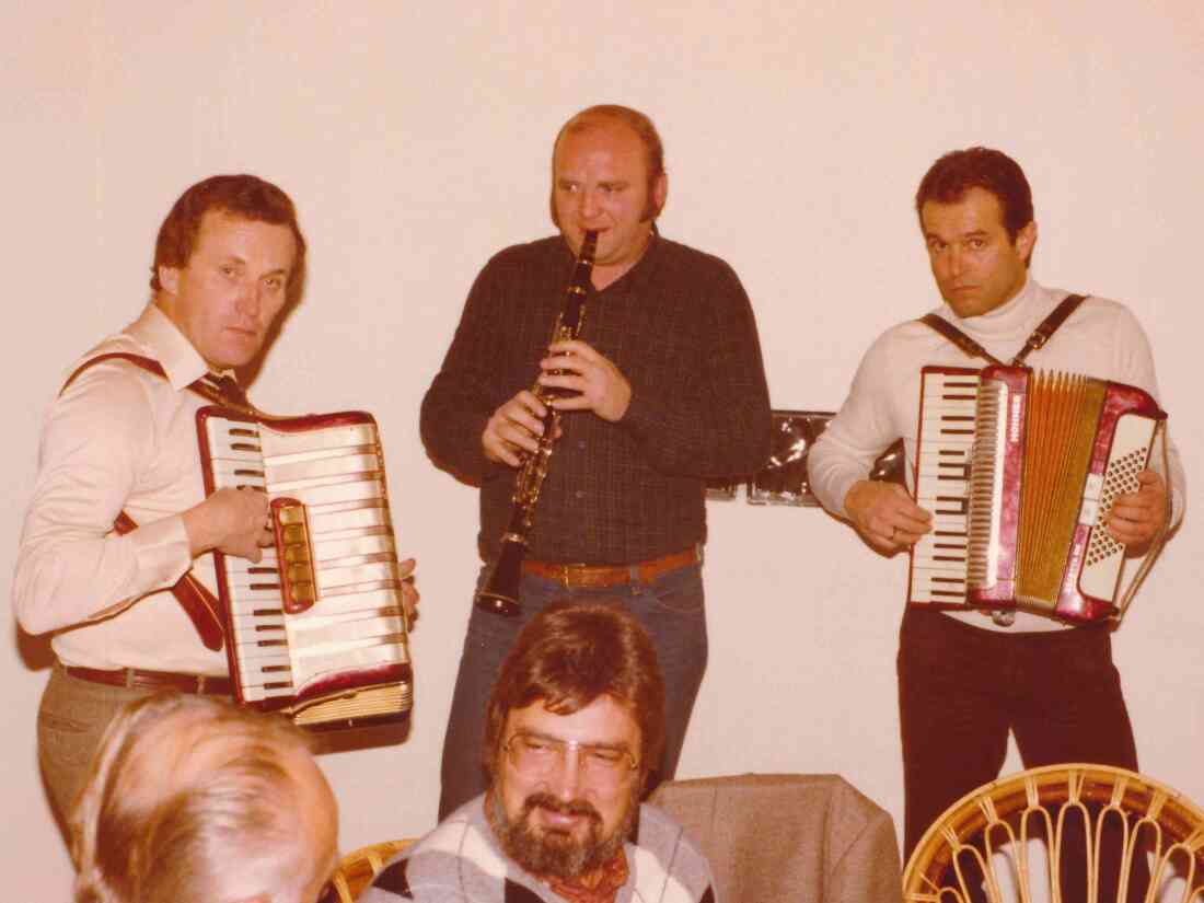 Drei Oberwarter Musikanten bei einem Ständchen - Hadek/Wertner/Falb/Weinhandl