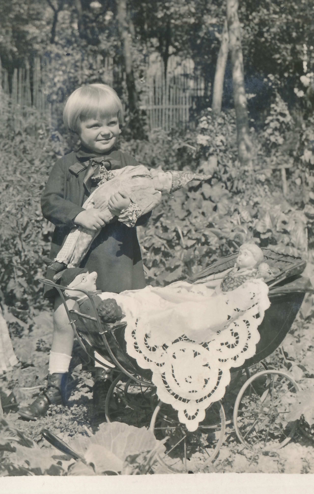 Wilma Steiger (verh. Oswald, *1927/+2023) mit ihren Puppen und dem dazugehörigen Kinderwagen