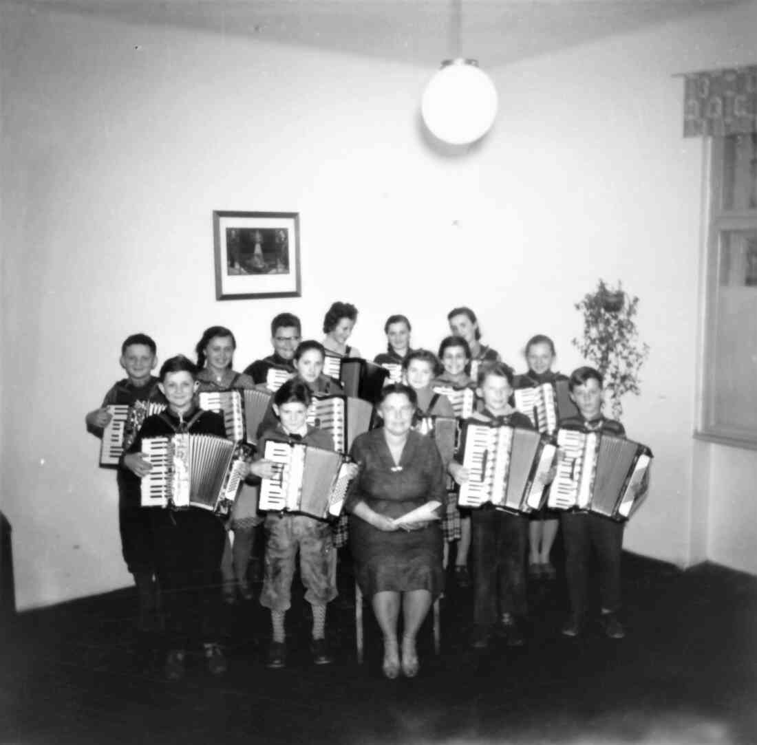 Akkordeongruppe der Musikschule unter Fr. Emmi Sammwald
